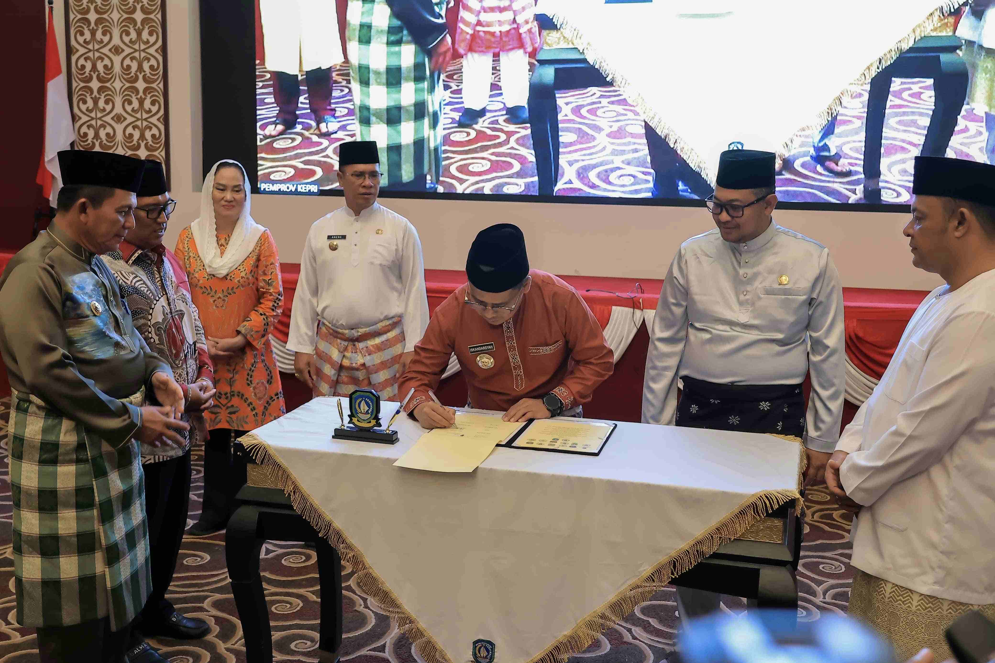 Penandatanganan Perjanjian Kerja Sama Pemerintah Provinsi dan Pemerintah Daerah Se-Provinsi Kepulauan Riau Tentang Bantuan Biaya Pendidikan Dokter Spesialis-Subspesialis