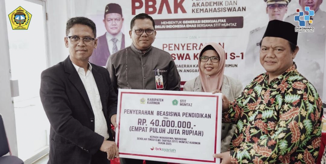 Bupati Karimun Serahkan Beasiswa Rp40 Juta untuk Mahasiswa STIT Mumtaz
