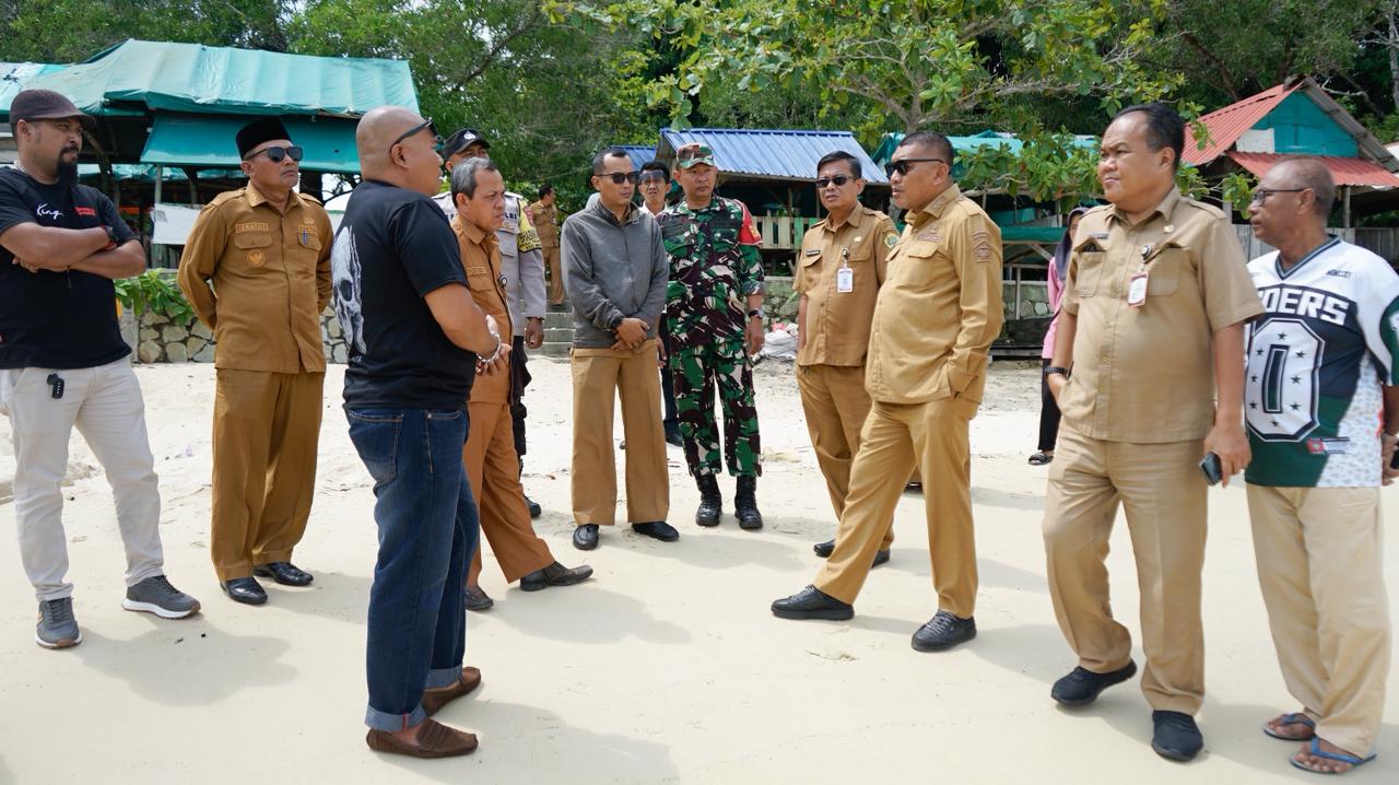 Wakil Bupati Karimun, Rocky Marciano Bawole, rapat koordinasi di Kantor Desa Pangke bersama pengelola wisata untuk mengevaluasi Standar Operasional Prosedur (SOP) keselamatan serta melakukan peninjauan di pantai pelawan.