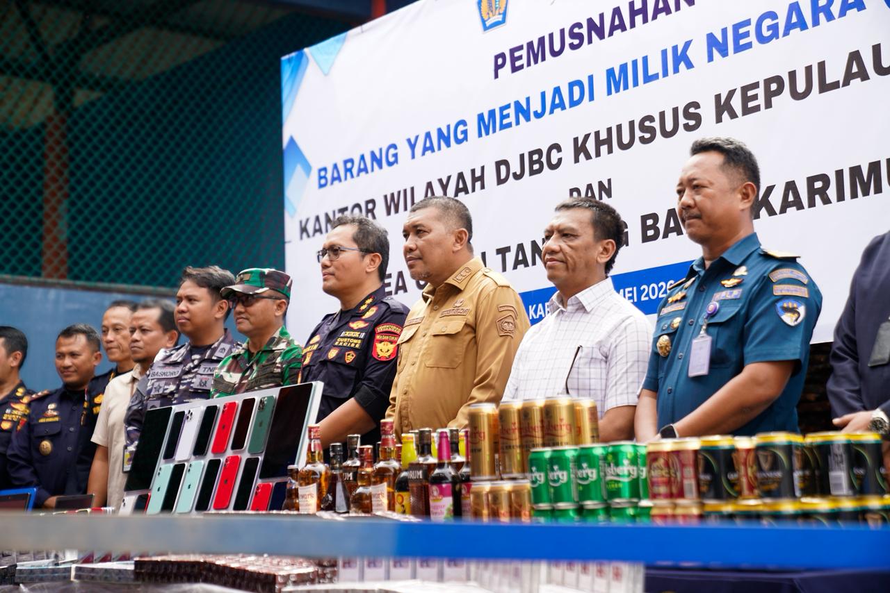 Sinergi Penuh! Wakil Bupati Karimun Ikut Musnahkan Jutaan Batang Rokok dan Perangkat Elektronik Ilegal