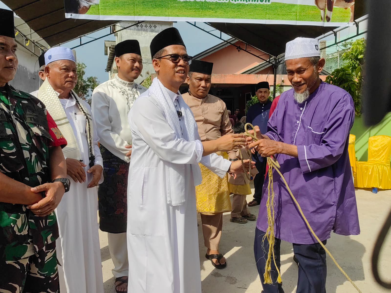 Dari Mimbar Idul Adha di Moro, Bupati Karimun Ing. H. Iskandarsyah Soroti Makna Pengorbanan dan Ketahanan Keluarga