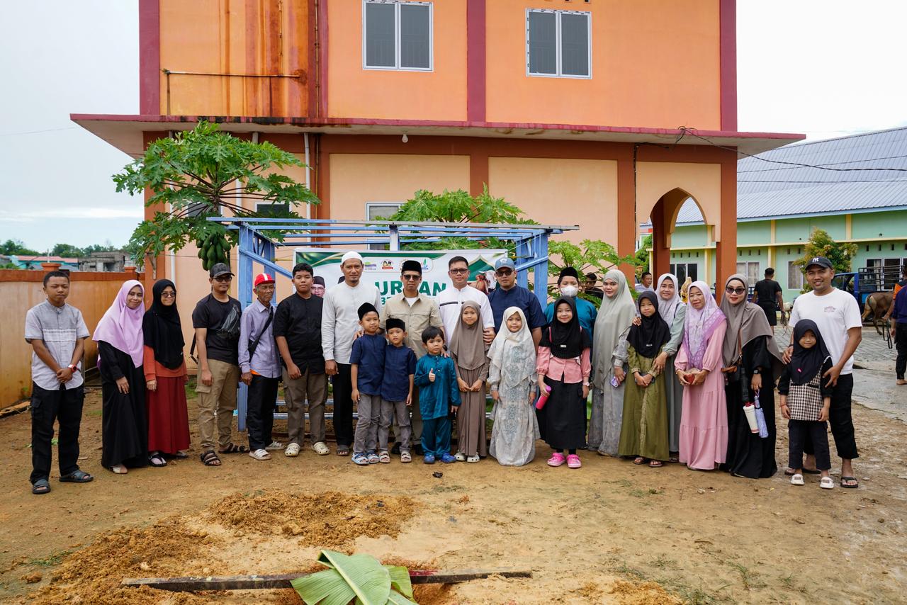 Bupati Karimun Saksikan Penyembelihan Hewan Qurban di Mushola Yayasan Al Ishlah Sekolah Cendikia