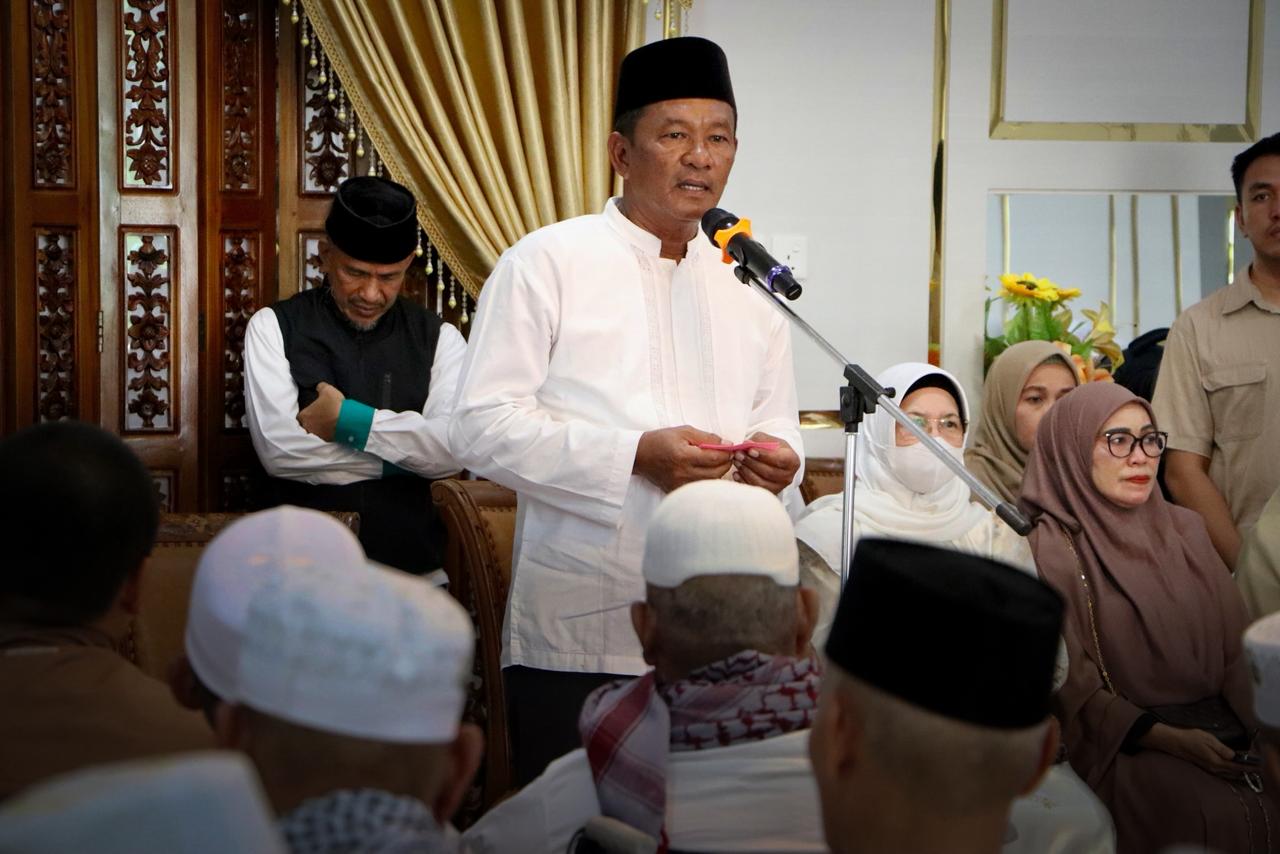 Pj Sekda Karimun Syukuri Kepulangan 120 Jemaah Haji dalam Formasi Utuh