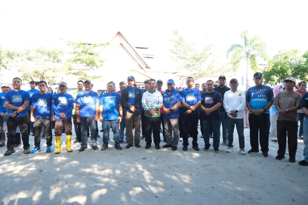  Bupati Karimun Apresiasi Aksi Gotong Royong Gerakan Biru Langit DPC Demokrat di Pasar Puan Maimun