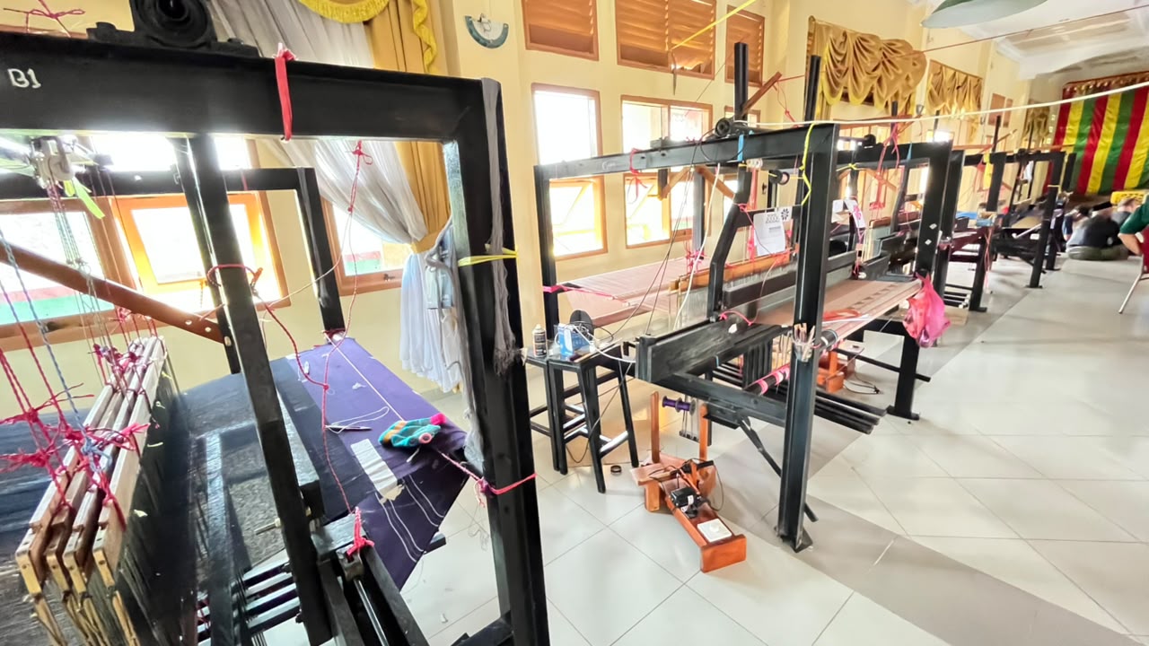  BUPATI KARIMUN BUKA KEGIATAN PEMBERDAYAAN MASYARAKAT MELALUI PENGEMBANGAN INDUSTRI TENUN TRADISIONAL