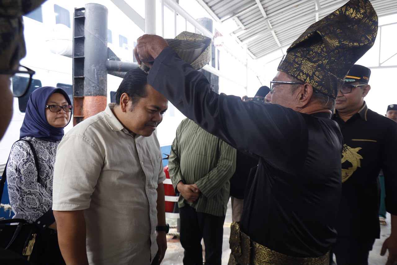 Bupati dan Wakil Bupati Karimun Sambut Hangat Kedatangan Kajari Karimun yang Baru di Pelabuhan Domestik