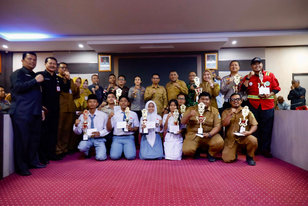 Pemkab Karimun Serahkan Hadiah Lomba Gerak Jalan HUT RI ke-81