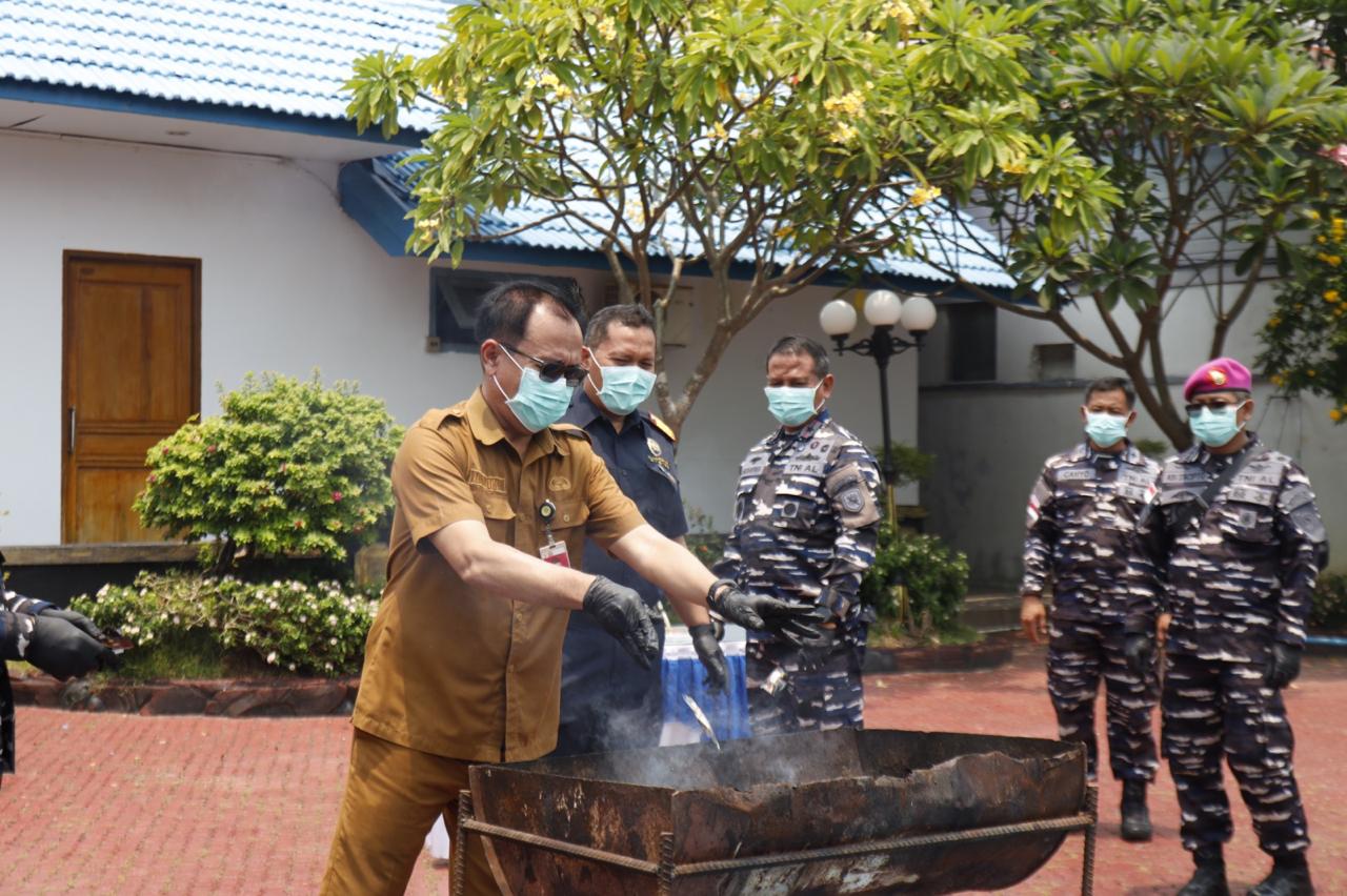  BUPATI KARIMUN APRESIASI PENGGAGALAN PENYELUNDUPAN VAPE NARKOTIKA OLEH TIM GABUNGAN: BUKTI NYATA NEGARA HADIR LINDUNGI GENERASI MUDA