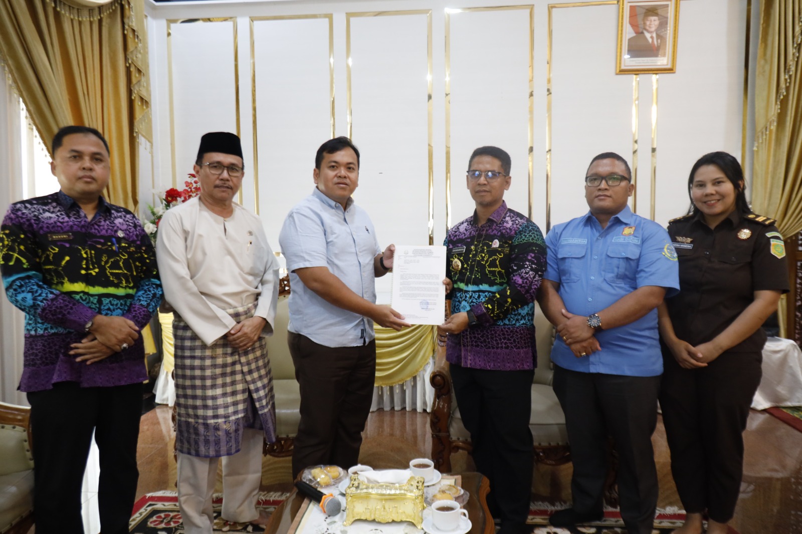Bupati Iskandarsyah Apresiasi Langkah Proaktif Kejari Karimun Serahkan Legal Opinion Harmonisasi Perda