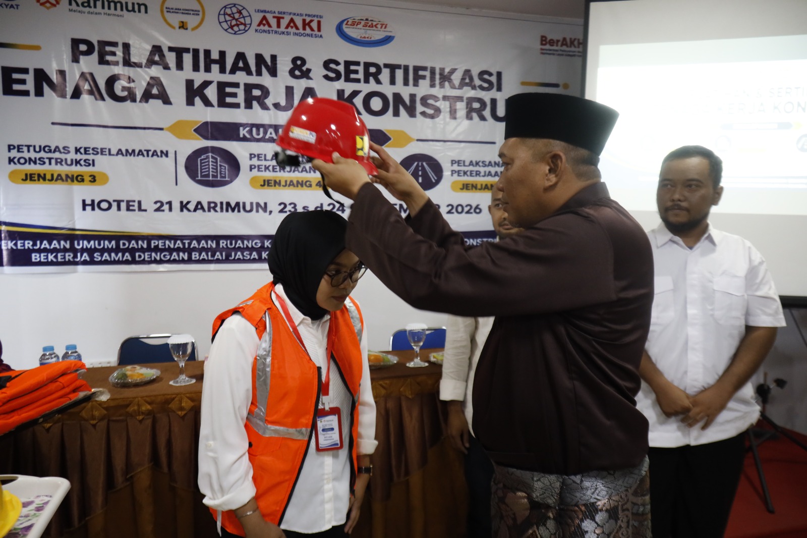 Tingkatkan Mutu Infrastruktur, Pemkab Karimun Buka Pelatihan dan Sertifikasi 75 Tenaga Kerja Konstruksi